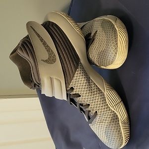 Nike Kyrie 2 size 10.5 basketball shoes